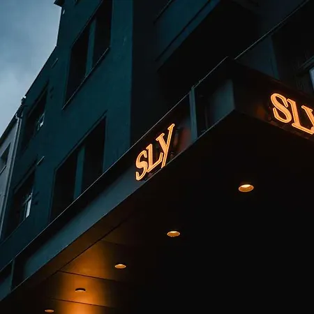 Sly Hotel *