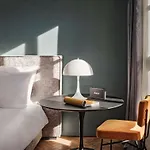 Sly Otel