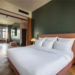 Sly Otel *
