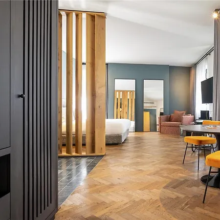Sly Hotel *